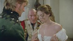 Голая Элизабет Хёрли в фильме «Враг Шарпа» фото #4