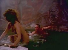 Голая Элизабет Ши в фильме «Вой 5. Возрождение» фото #7