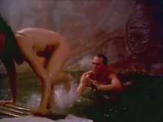 Голая Элизабет Ши в фильме «Вой 5. Возрождение» фото #8