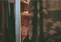 Голая Элизабет Шу в фильме «Радио внутри» фото #2