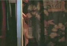 Голая Элизабет Шу в фильме «Радио внутри» фото #4