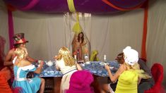 Голая Элли Хэйз в фильме «Эммануэль в стране чудес» фото #41