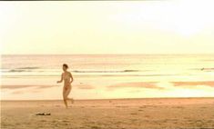 Голая Эллисон Смит в фильме «Варварские годы» фото #3