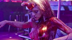 Голая Элль Эванс в фильме «Скауты против зомби» фото #8