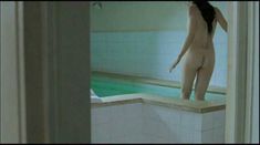 Голая Эльза Зильберштейн в фильме «Маленький Иерусалим» фото #1