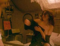 Голая Эльза Зильберштейн в фильме «Метролэнд» фото #2