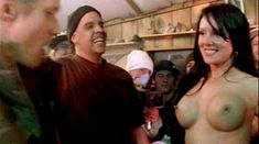 Голая Эмбер Лайтермен в фильме «Супербордеры» фото #4