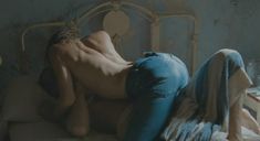 Голая Эмбер Хёрд в фильме «Ромовый дневник»