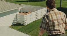 Голая Эми Ландекер в фильме «Серьёзный человек» фото #1