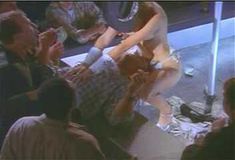 Голая Эми Линдсей в сериале «Эротические признания» фото #10