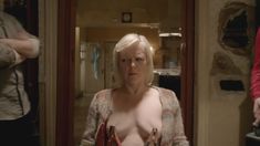 Голая Эмили Бергл в сериале «Бесстыдники» фото #5