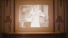 Эмили Кинни засветила голую грудь в сериале «Больница Никербокер» фото #1