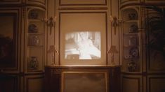 Эмили Кинни засветила голую грудь в сериале «Больница Никербокер» фото #2