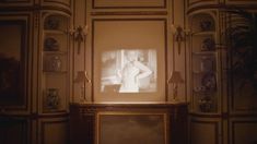 Эмили Кинни засветила голую грудь в сериале «Больница Никербокер» фото #3