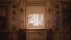 Эмили Кинни засветила голую грудь в сериале «Больница Никербокер» фото #4