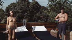 Голая Эмили Мид в фильме «Горящие пальмы» фото #1