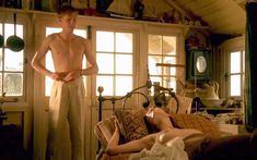 Голая Эмили Мортимер в сериале «Возвращение домой» фото #1