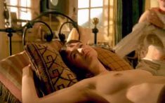 Голая Эмили Мортимер в сериале «Возвращение домой» фото #2