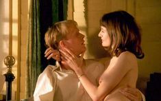 Голая Эмили Мортимер в сериале «Возвращение домой» фото #3