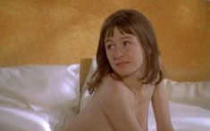 Голая Эмили Мортимер в сериале «Возвращение домой» фото #5