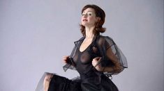 Голая Эмили Мортимер в фильме «Обаятельная и привлекательная» фото #1