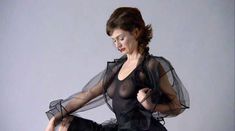 Голая Эмили Мортимер в фильме «Обаятельная и привлекательная» фото #3