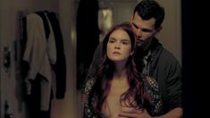 Голая Эмили Тайра в сериале «Плоть и кости» фото #13