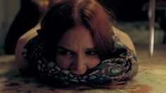 Голая Эмили Тайра в сериале «Плоть и кости» фото #16