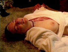 Голая Эмили Хаак в фильме «Странное вожделение сексуальных извращений» фото #1