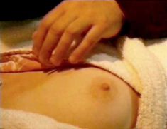 Голая Эмили Хаак в фильме «Странное вожделение сексуальных извращений» фото #3