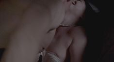 Сосок Эмили де Рэвин в фильме «Дитя субмарины» фото #3