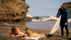 Голая Эмма Леонард в сериале «800 слов» фото #7