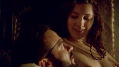 Голая Эмма Хэмилтон в сериале «Тюдоры» фото #3