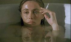 Голая Эммануэль Беар в фильме «Заблудшие» фото #1