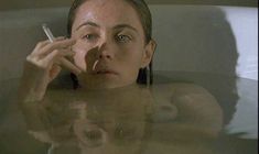 Голая Эммануэль Беар в фильме «Заблудшие» фото #2