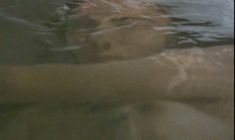 Голая Эммануэль Беар в фильме «Заблудшие» фото #4