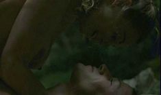 Голая Эммануэль Беар в фильме «Заблудшие» фото #7