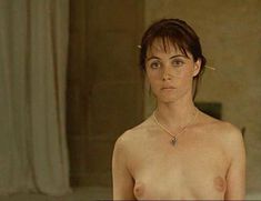 Голая Эммануэль Беар в фильме «Очаровательная проказница» фото #3