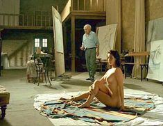 Голая Эммануэль Беар в фильме «Очаровательная проказница» фото #5