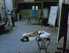 Голая Эммануэль Беар в фильме «Очаровательная проказница» фото #30