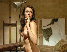 Голая Эммануэль Беар в фильме «Очаровательная проказница» фото #33