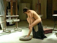 Голая Эммануэль Беар в фильме «Очаровательная проказница» фото #44