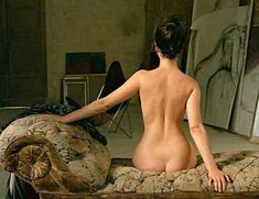 Голая Эммануэль Беар в фильме «Очаровательная проказница» фото #56