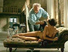 Голая Эммануэль Беар в фильме «Очаровательная проказница» фото #57