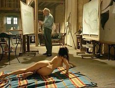 Голая Эммануэль Беар в фильме «Очаровательная проказница» фото #63