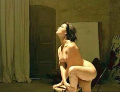 Голая Эммануэль Беар в фильме «Очаровательная проказница» фото #70