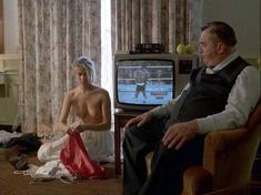 Голая Эмманюэль Сенье в фильме «Детектив» фото #1