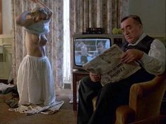 Голая Эмманюэль Сенье в фильме «Детектив» фото #2