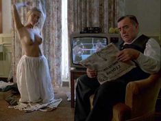 Голая Эмманюэль Сенье в фильме «Детектив» фото #3