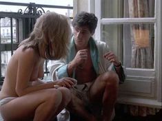 Голая Эмманюэль Сенье в фильме «Детектив» фото #7